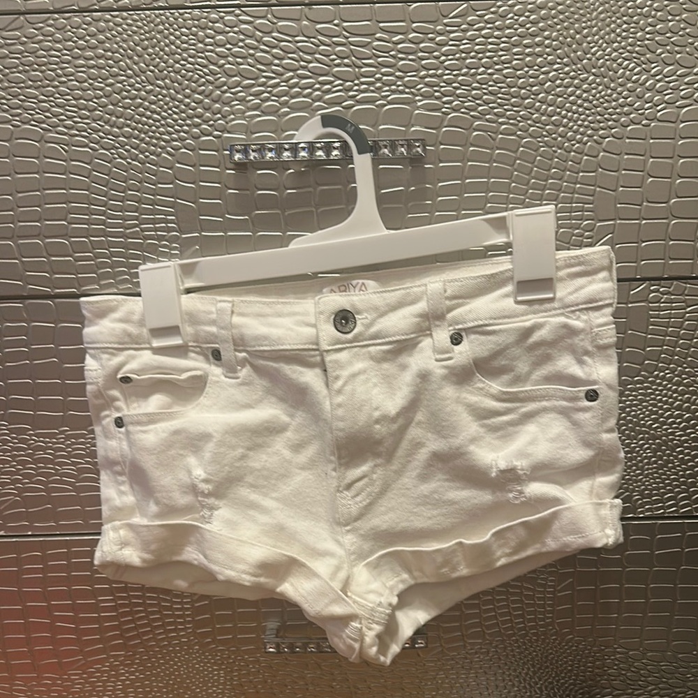 Ariya White Jean Shorts Stylish and Comfortable